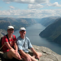 15a Richard en Linda op de Preikestolen