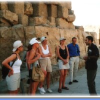 Luxor tempel medium_Uitleg in Karnak tempel van onze gids Ahmed